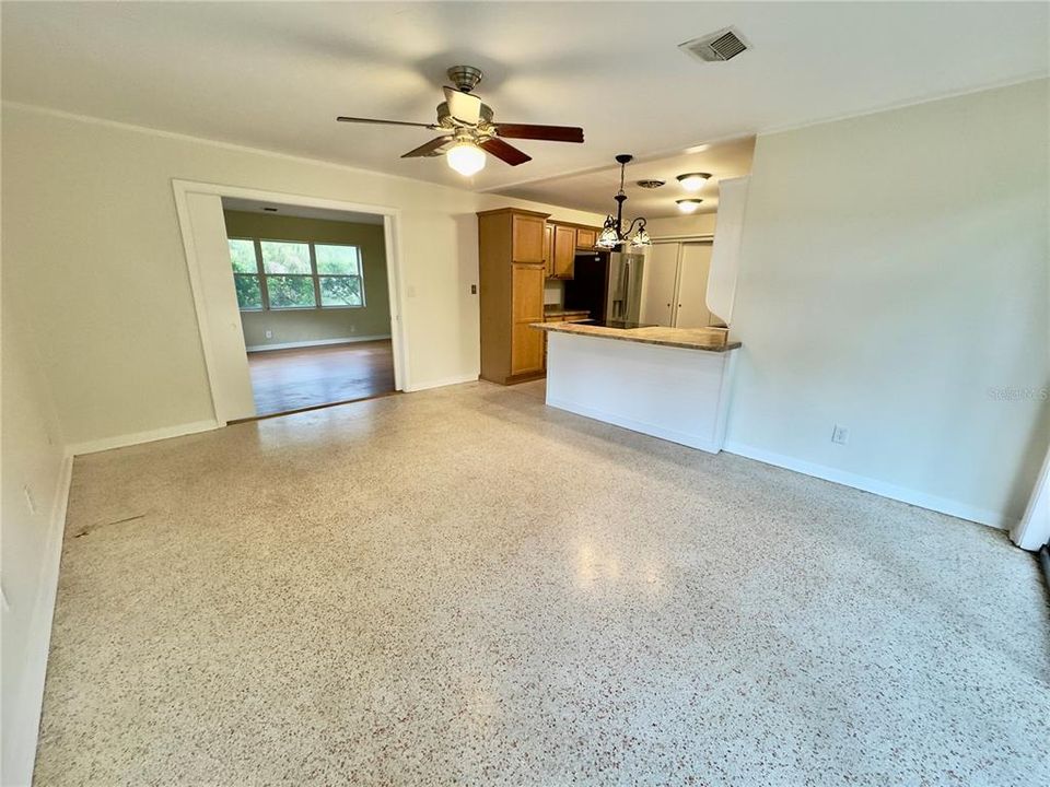 Activo con contrato: $299,900 (3 camas, 2 baños, 1593 Pies cuadrados)