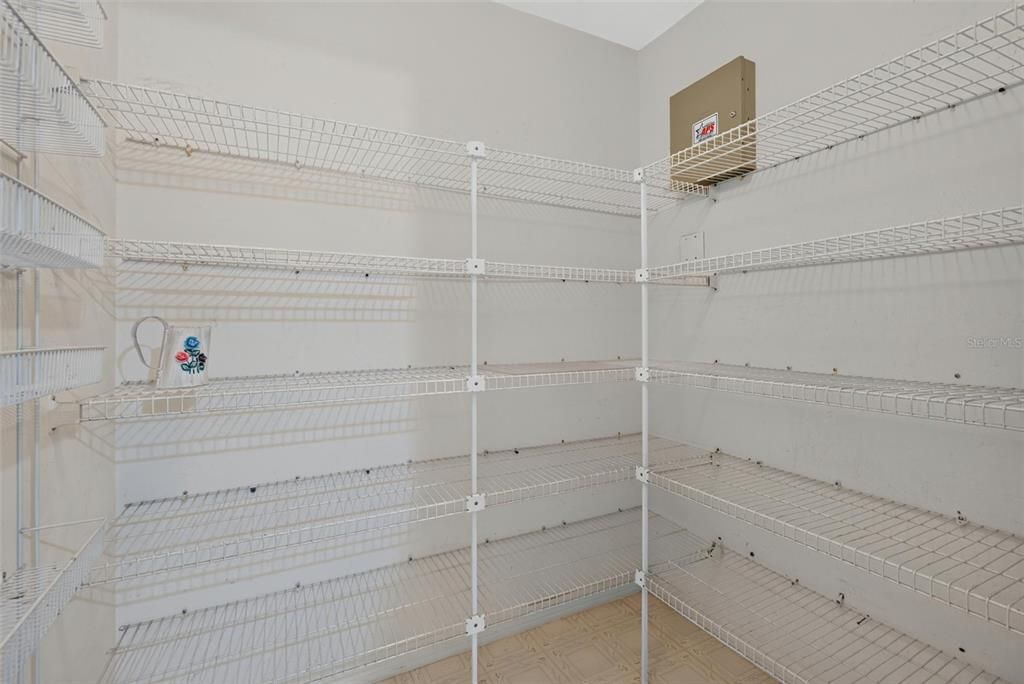 Под контрактом: $399,000 (3 спален, 2 ванн, 2054 Квадратных фут)