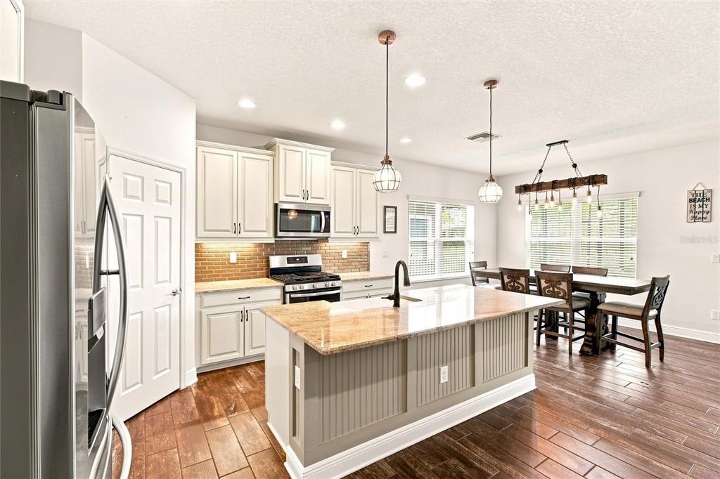En Venta: $549,999 (4 camas, 2 baños, 1976 Pies cuadrados)