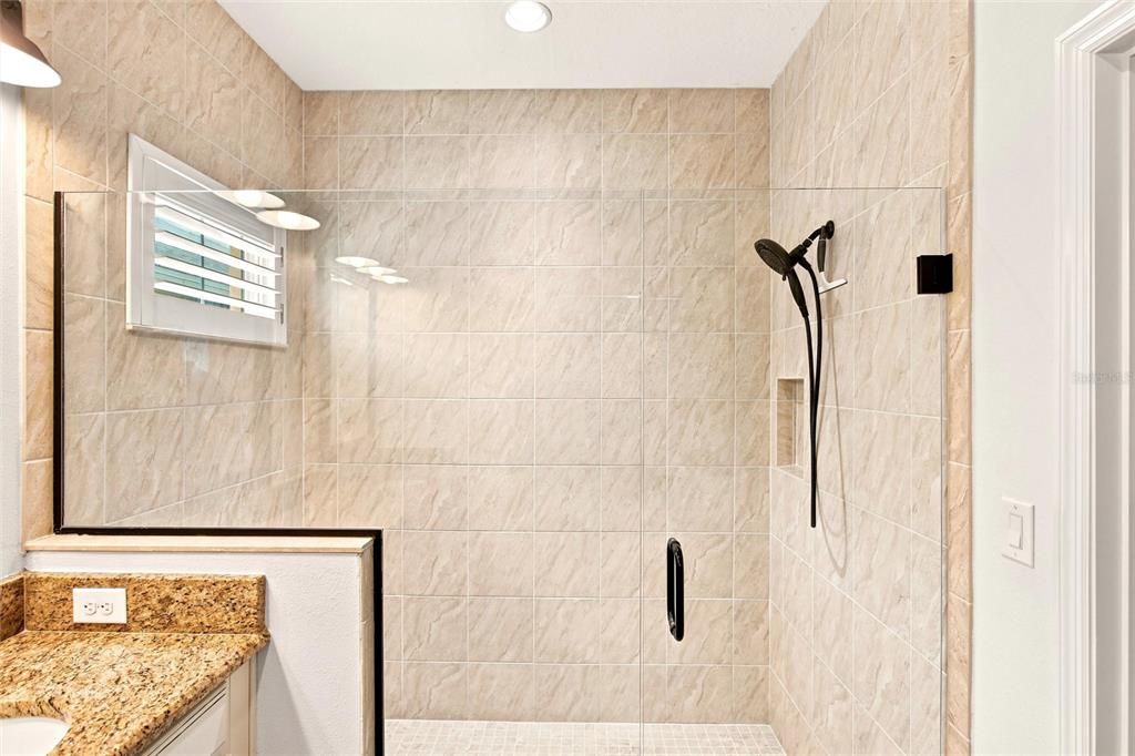 En Venta: $549,999 (4 camas, 2 baños, 1976 Pies cuadrados)