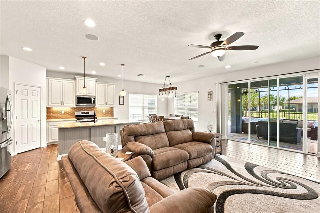 En Venta: $549,999 (4 camas, 2 baños, 1976 Pies cuadrados)
