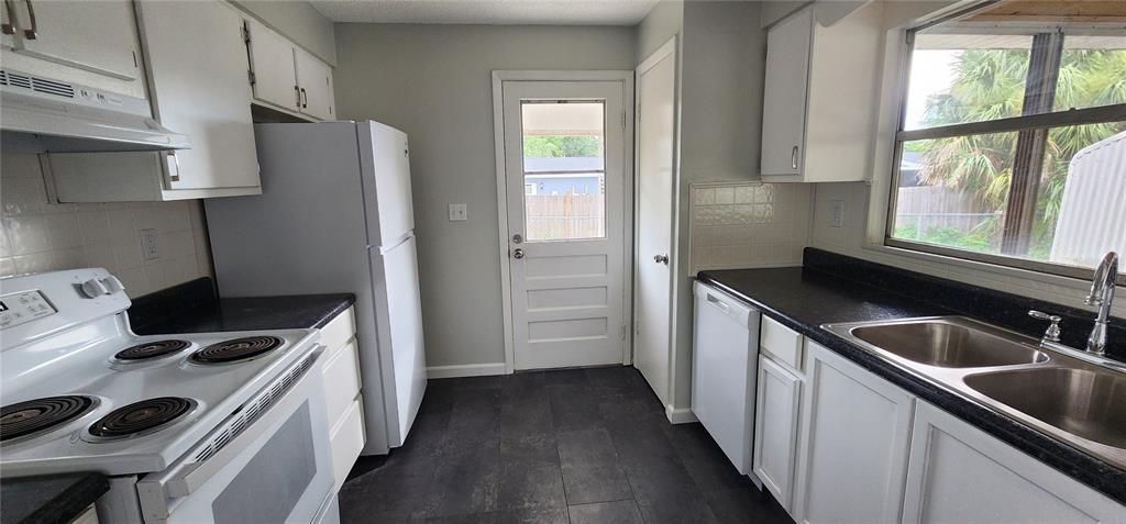 For Sale: $185,000 (2 beds, 2 baths, 1128 Square Feet)