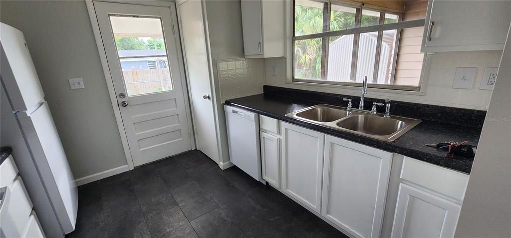 For Sale: $185,000 (2 beds, 2 baths, 1128 Square Feet)