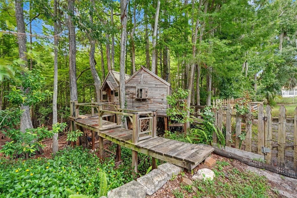 For Sale: $560,000 (5 beds, 2 baths, 2828 Square Feet)