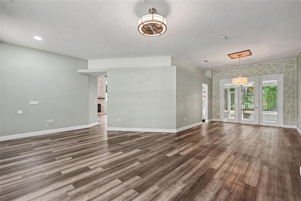 For Sale: $560,000 (5 beds, 2 baths, 2828 Square Feet)