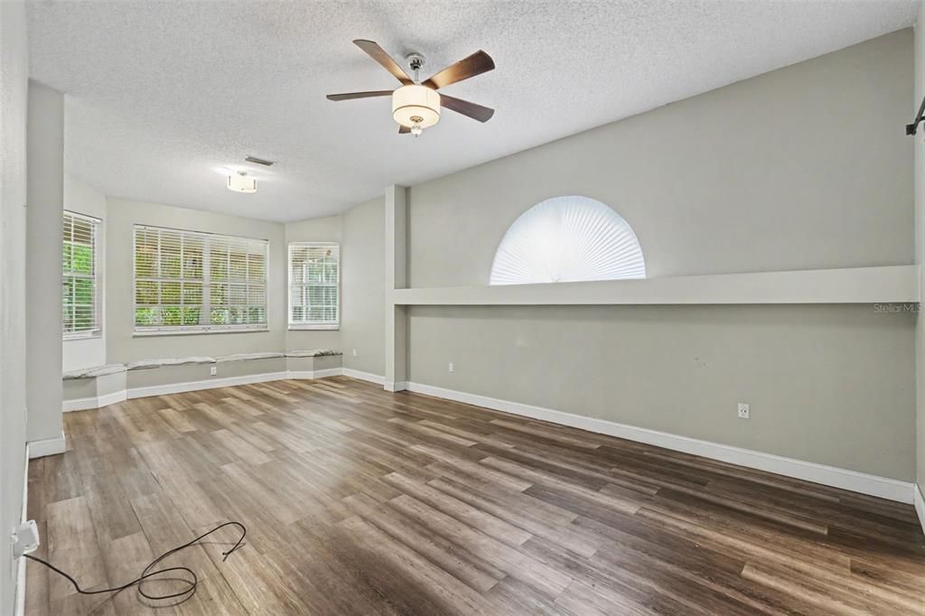 For Sale: $560,000 (5 beds, 2 baths, 2828 Square Feet)