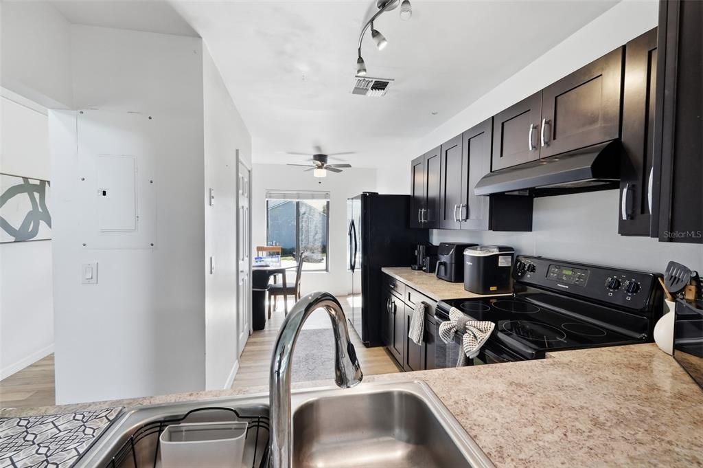 For Sale: $229,900 (2 beds, 2 baths, 1228 Square Feet)