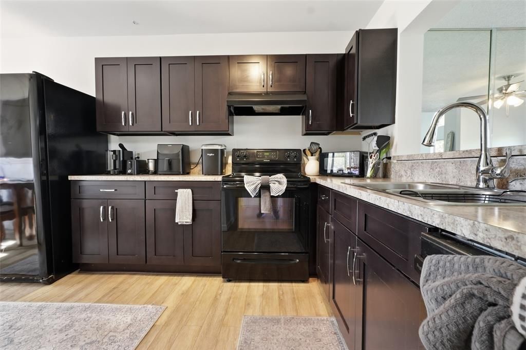 For Sale: $229,900 (2 beds, 2 baths, 1228 Square Feet)