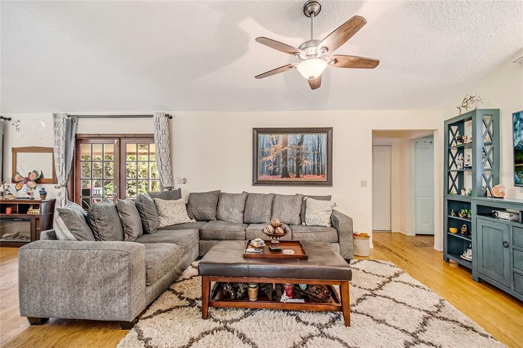 For Sale: $499,999 (4 beds, 2 baths, 1692 Square Feet)
