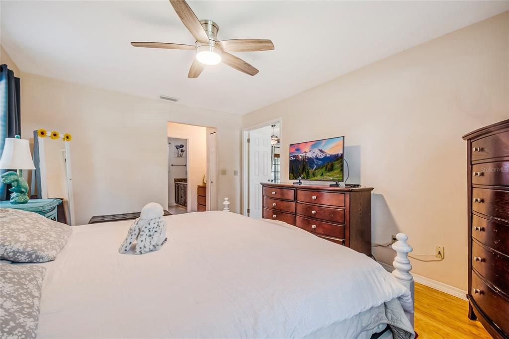 For Sale: $499,999 (4 beds, 2 baths, 1692 Square Feet)