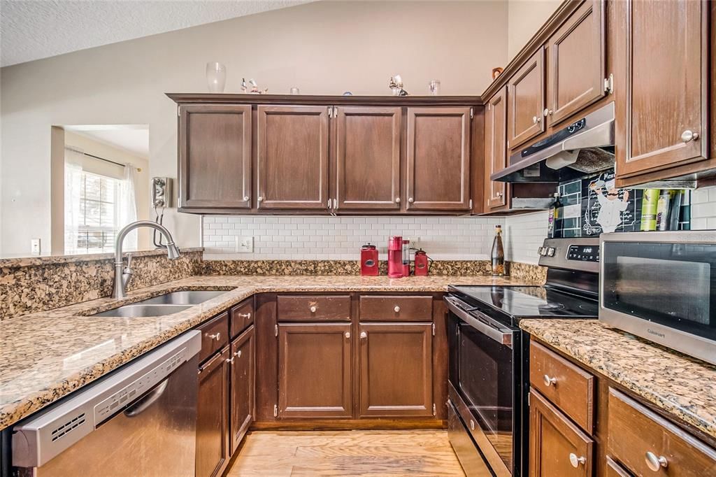 For Sale: $499,999 (4 beds, 2 baths, 1692 Square Feet)