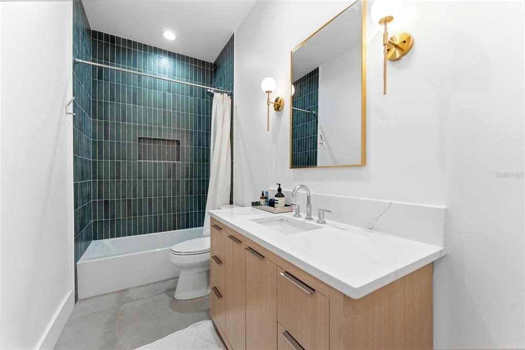 En Venta: $975,000 (3 camas, 2 baños, 2259 Pies cuadrados)