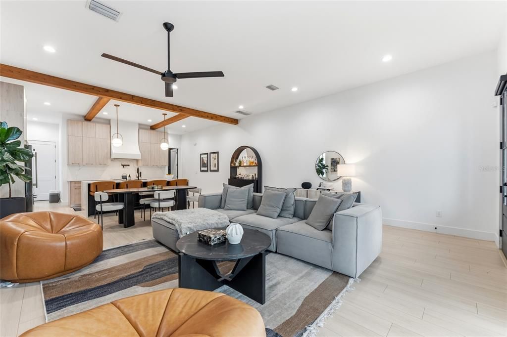 En Venta: $975,000 (3 camas, 2 baños, 2259 Pies cuadrados)