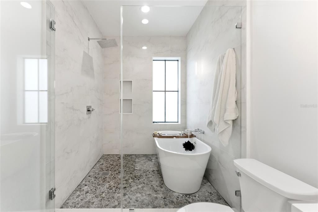En Venta: $975,000 (3 camas, 2 baños, 2259 Pies cuadrados)