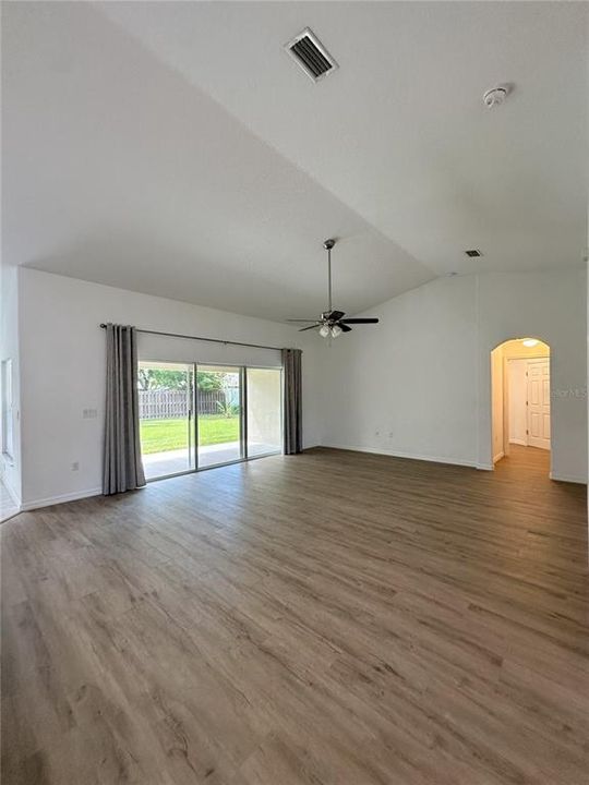 В аренду: $2,100 (4 спален, 2 ванн, 2208 Квадратных фут)