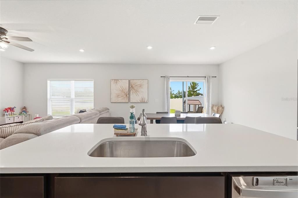En Venta: $359,990 (4 camas, 2 baños, 1733 Pies cuadrados)