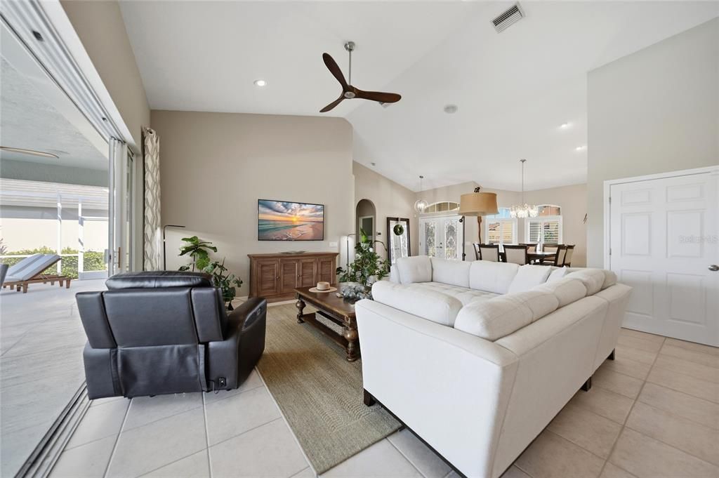 En Venta: $965,000 (3 camas, 2 baños, 2235 Pies cuadrados)
