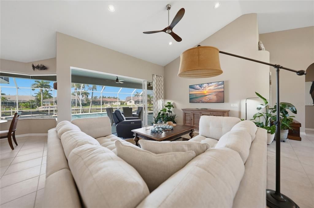 En Venta: $965,000 (3 camas, 2 baños, 2235 Pies cuadrados)