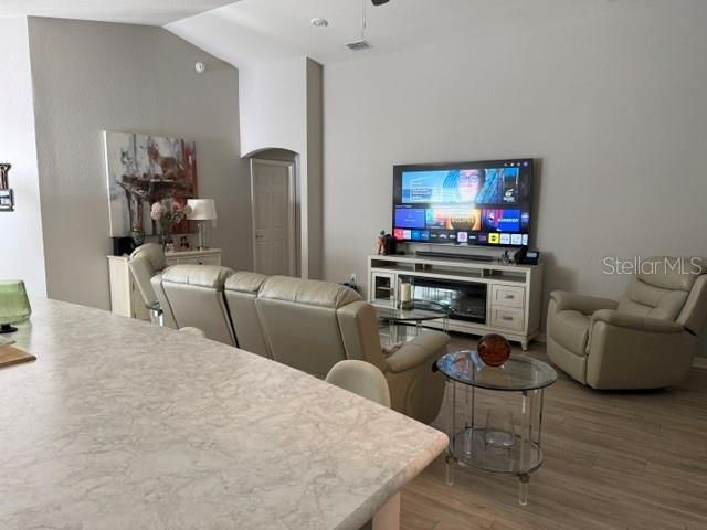 На продажу: $325,000 (4 спален, 2 ванн, 1698 Квадратных фут)
