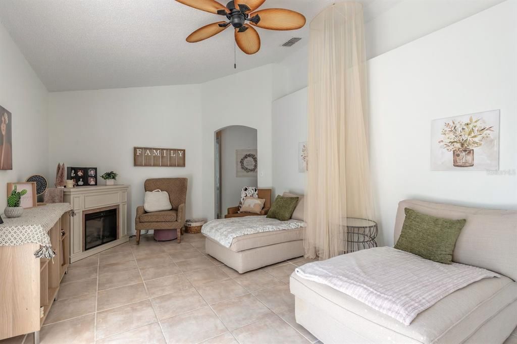 En Venta: $325,000 (4 camas, 2 baños, 1729 Pies cuadrados)