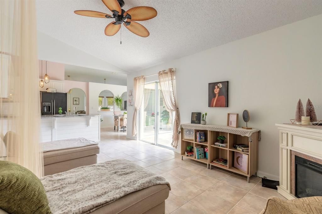 En Venta: $325,000 (4 camas, 2 baños, 1729 Pies cuadrados)