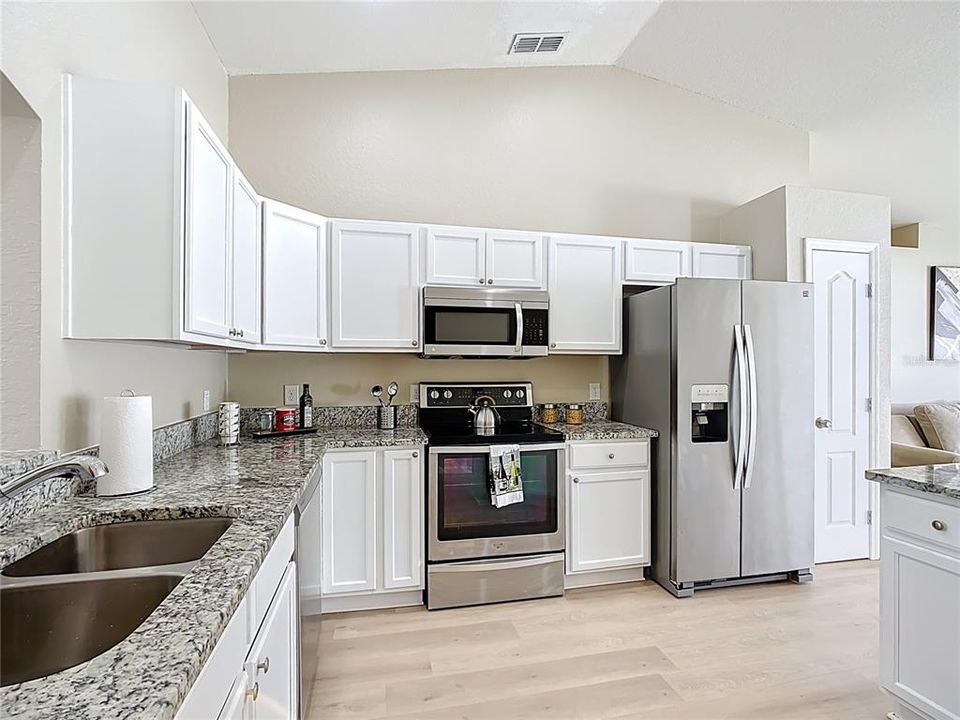 For Sale: $335,000 (3 beds, 2 baths, 1722 Square Feet)