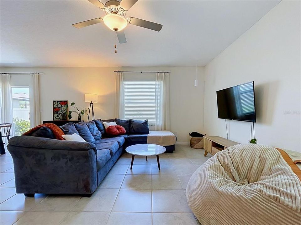 En Venta: $370,000 (4 camas, 2 baños, 1870 Pies cuadrados)