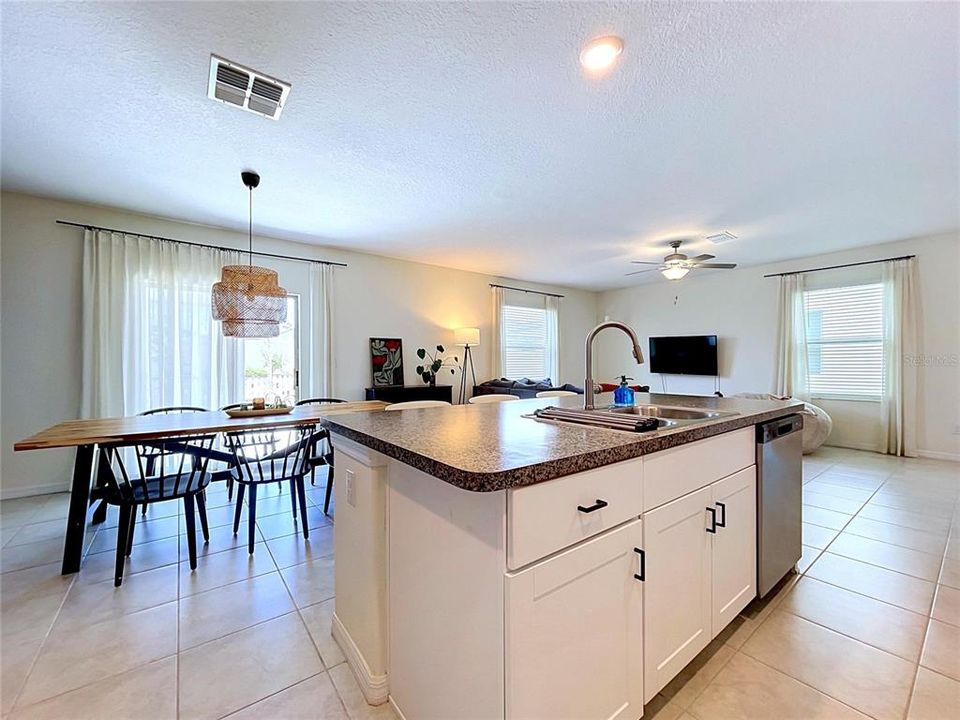 En Venta: $370,000 (4 camas, 2 baños, 1870 Pies cuadrados)
