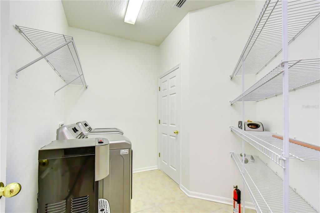 На продажу: $375,000 (4 спален, 2 ванн, 1722 Квадратных фут)