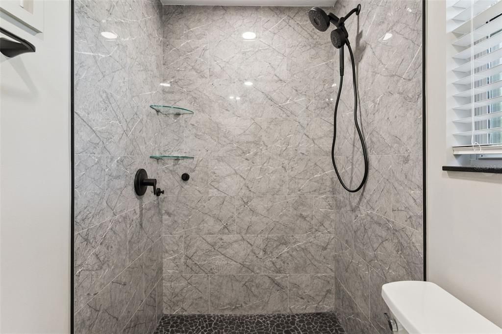 En Venta: $369,900 (3 camas, 2 baños, 1328 Pies cuadrados)