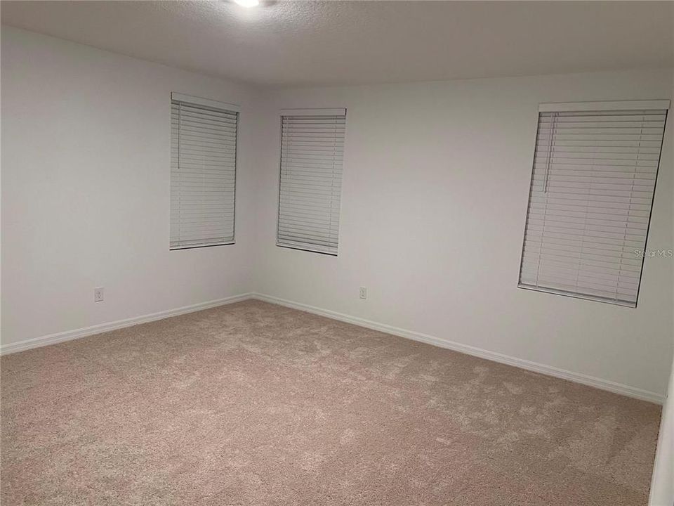 Activo con contrato: $3,100 (4 camas, 3 baños, 2048 Pies cuadrados)