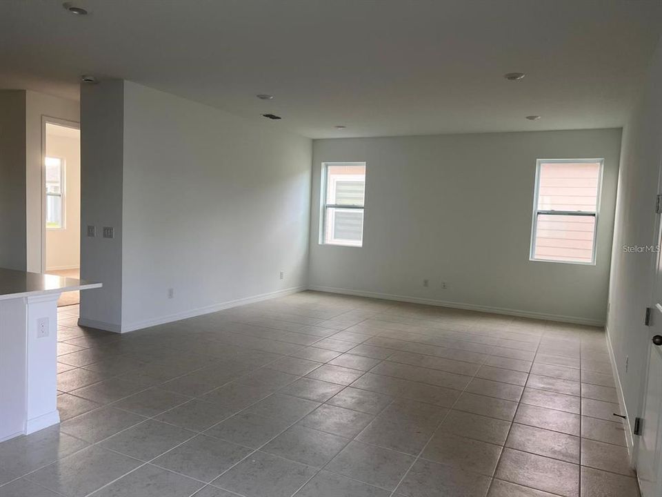 Activo con contrato: $3,100 (4 camas, 3 baños, 2048 Pies cuadrados)