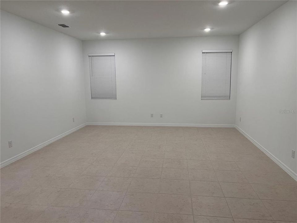 Activo con contrato: $3,100 (4 camas, 3 baños, 2048 Pies cuadrados)