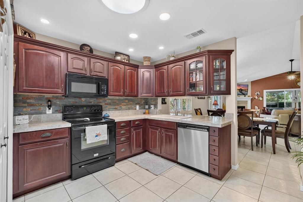 For Sale: $374,900 (2 beds, 2 baths, 2157 Square Feet)