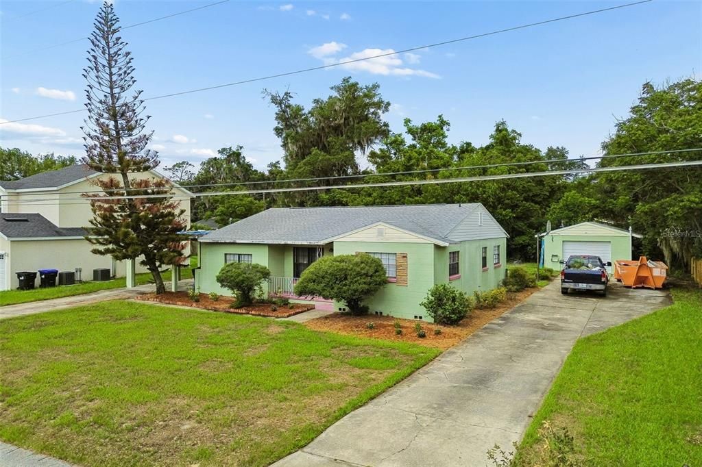 待售: $549,900 (0.34 acres)