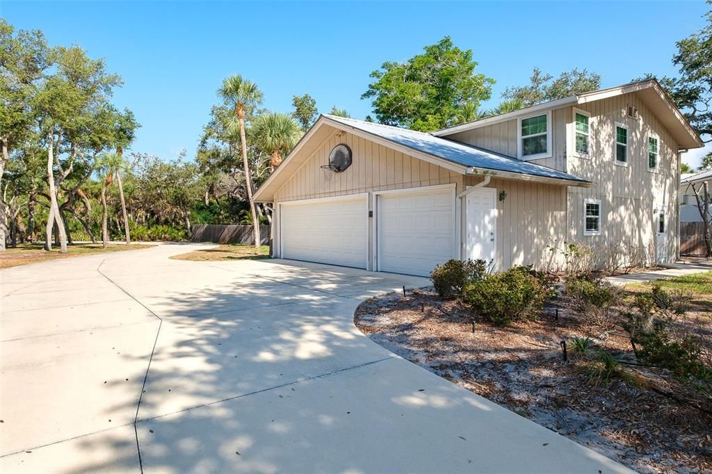 For Sale: $2,500,000 (6 beds, 5 baths, 6991 Square Feet)
