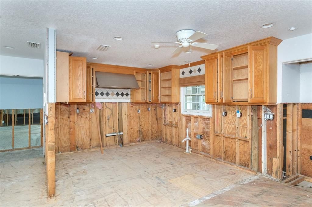 For Sale: $2,500,000 (6 beds, 5 baths, 6991 Square Feet)