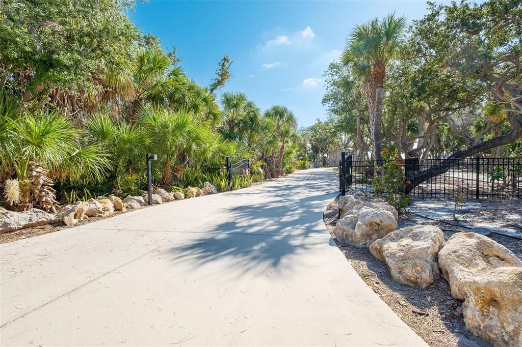 For Sale: $2,500,000 (6 beds, 5 baths, 6991 Square Feet)