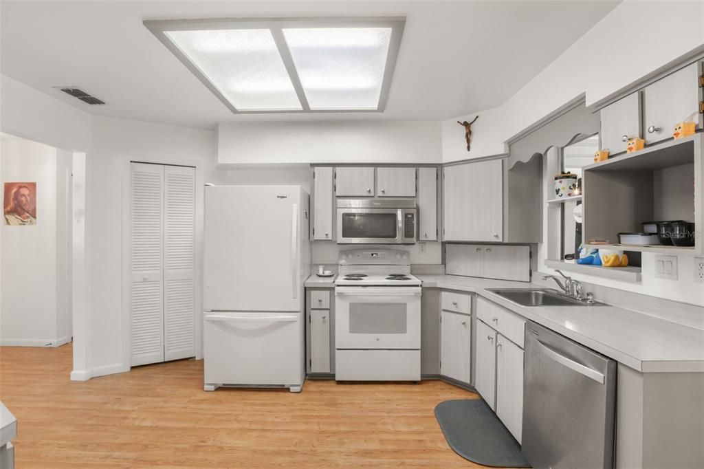 En Venta: $241,900 (3 camas, 2 baños, 1569 Pies cuadrados)