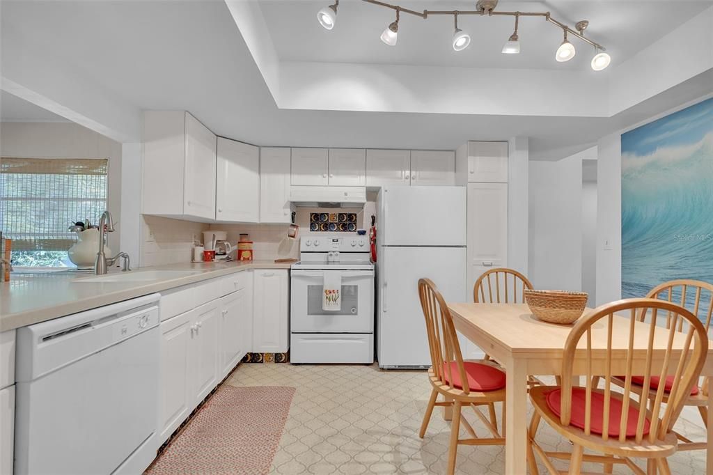 For Sale: $447,000 (3 beds, 2 baths, 1706 Square Feet)