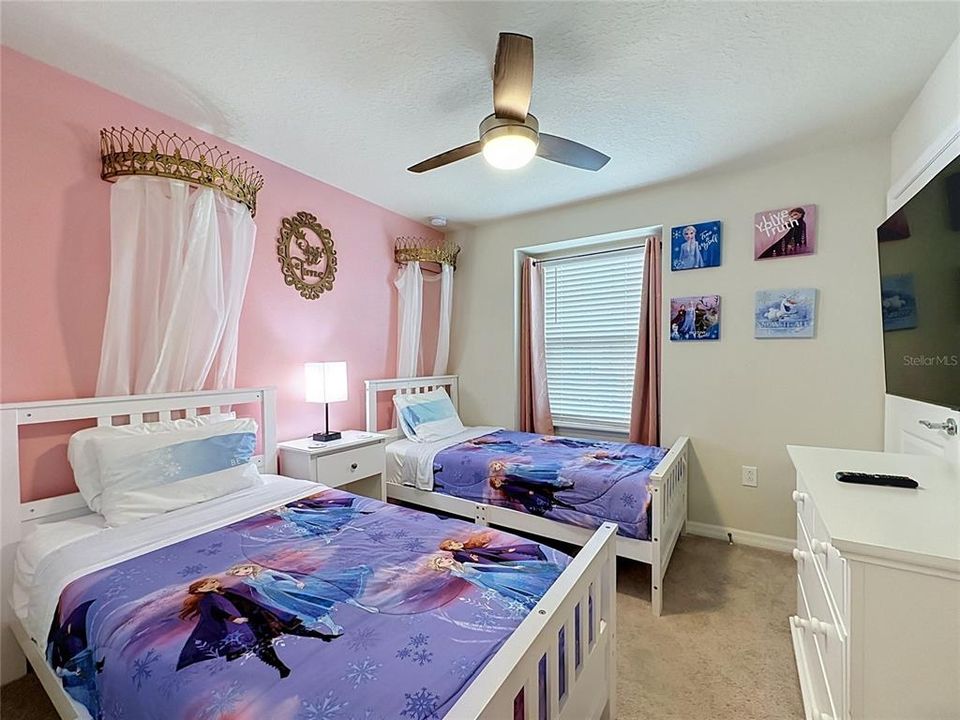 For Sale: $425,000 (5 beds, 4 baths, 2293 Square Feet)