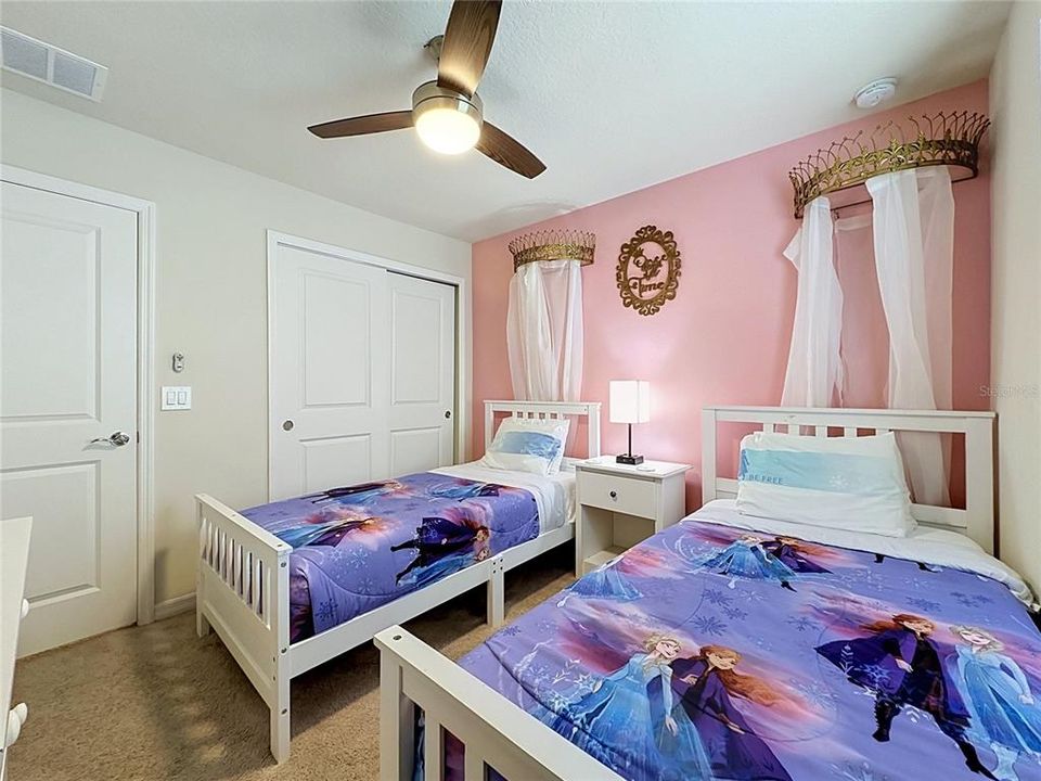 For Sale: $425,000 (5 beds, 4 baths, 2293 Square Feet)