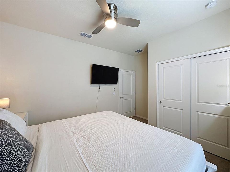 For Sale: $425,000 (5 beds, 4 baths, 2293 Square Feet)