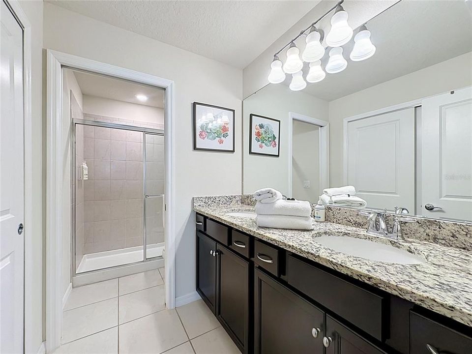 For Sale: $425,000 (5 beds, 4 baths, 2293 Square Feet)