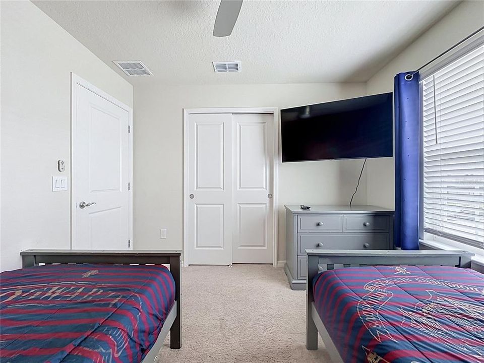 For Sale: $425,000 (5 beds, 4 baths, 2293 Square Feet)