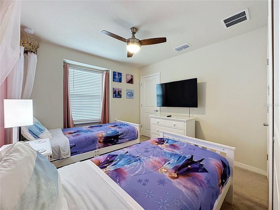 For Sale: $425,000 (5 beds, 4 baths, 2293 Square Feet)
