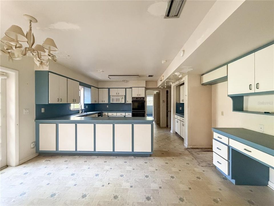 En Venta: $446,000 (4 camas, 3 baños, 3613 Pies cuadrados)