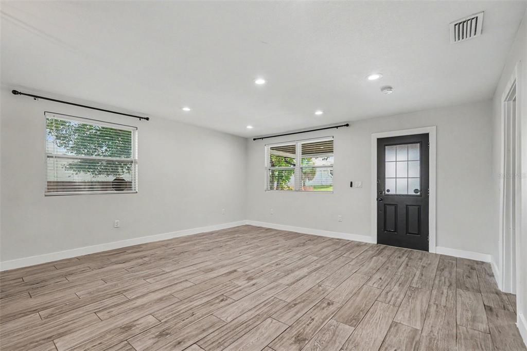 For Sale: $380,000 (3 beds, 3 baths, 1558 Square Feet)