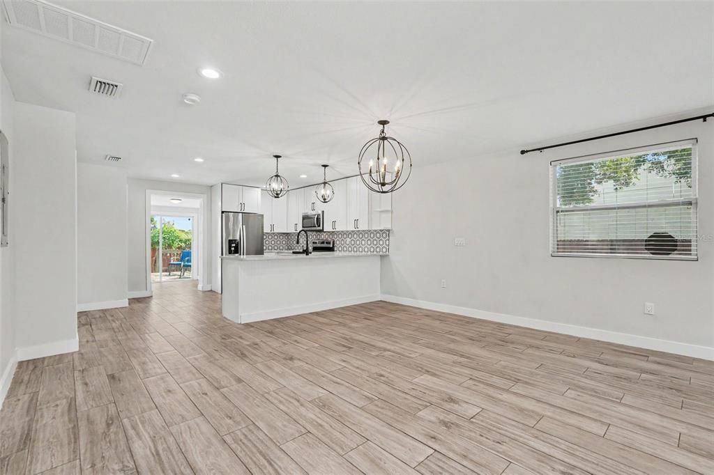 For Sale: $380,000 (3 beds, 3 baths, 1558 Square Feet)