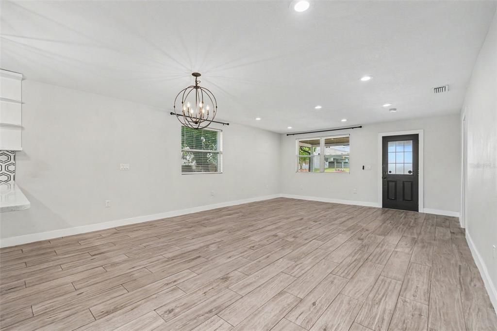 For Sale: $380,000 (3 beds, 3 baths, 1558 Square Feet)